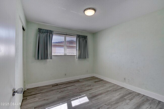 Building Photo - 3041 N Oleander Ave