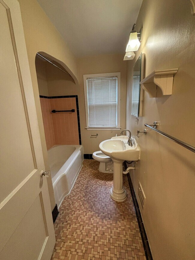 Building Photo - 581 Flowerdale St