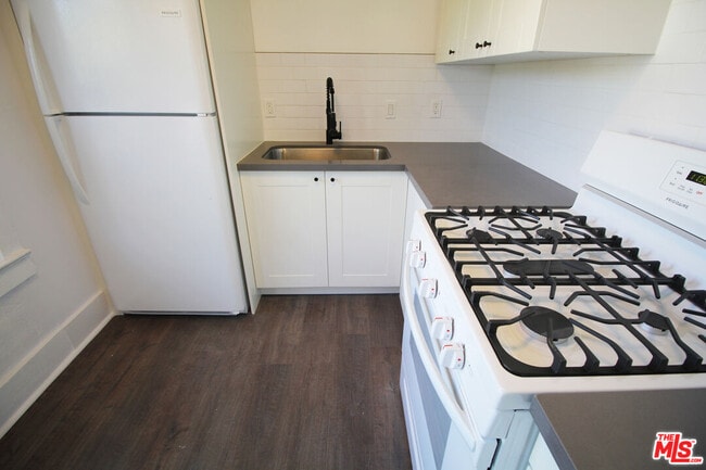 Building Photo - 566 N Juanita Ave