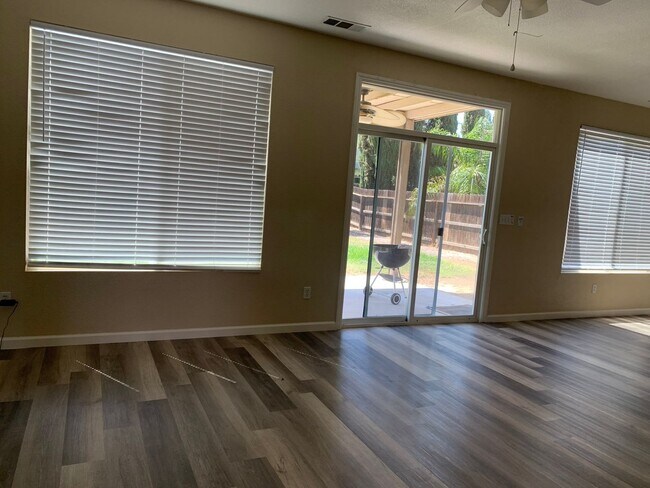 Building Photo - 6 BR 3 BA 2 Story home available in Visalia now