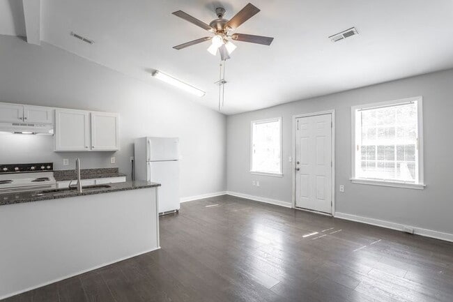 Building Photo - 100 Creeks Bend Dr