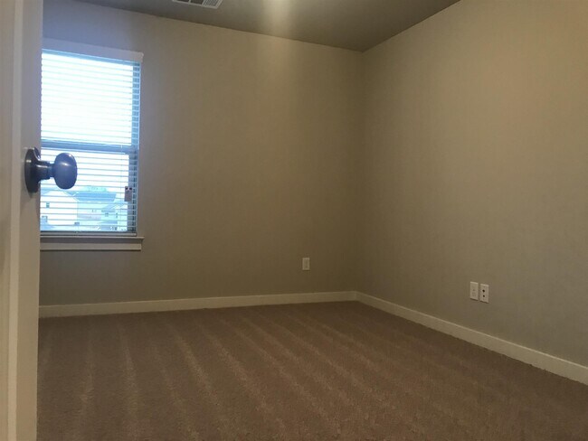 Building Photo - 3037 Commonwealth Dr
