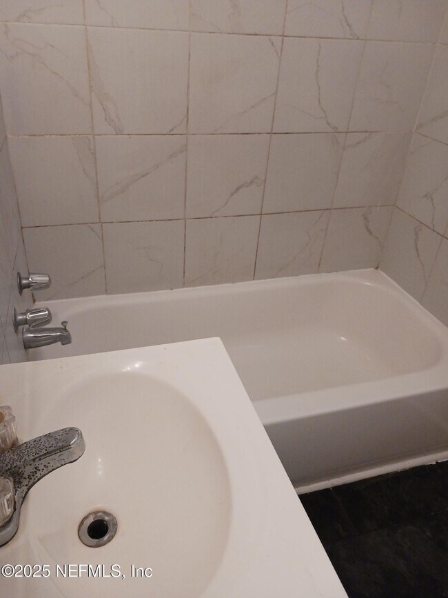 Building Photo - 2052 W 17th St