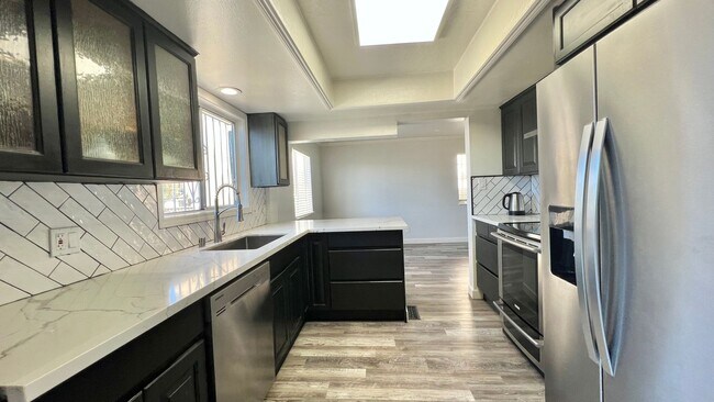 Building Photo - Lovely House 4BR 2.5BA with Large Backyard