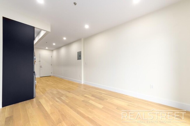 Building Photo - Brand New 2 bed with in unit WD Shared Roo...