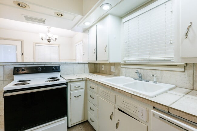 Building Photo - 4 Bedroom in Tech Terrace