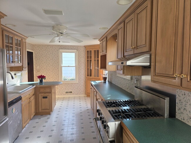 Building Photo - 23 Cedar Dr