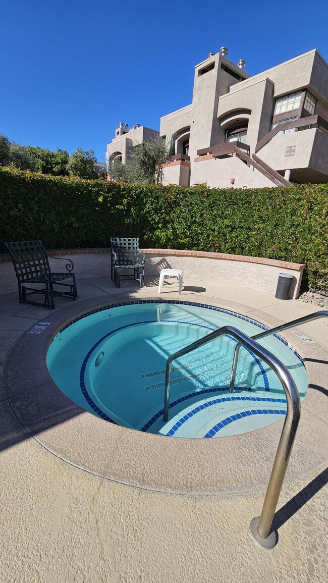 Building Photo - 2601 S Broadmoor Dr