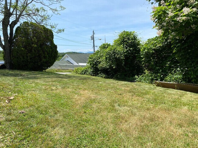 Building Photo - Woodfin - 1920's Cottage