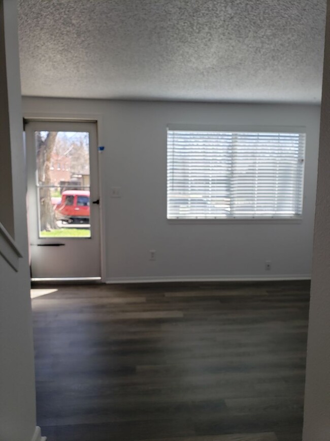 Building Photo - 2 Bedroom Townhome - Spacious!