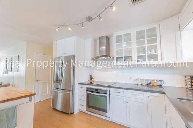 Building Photo - Modern, Eco-Friendly 4BR Home with Views i...