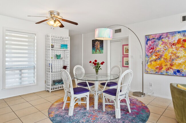 Building Photo - 208 W Saturn Ln