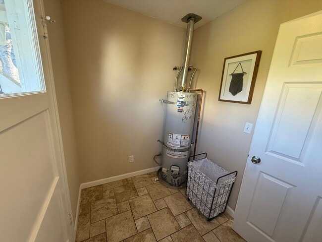 Building Photo - Spacious & Updated 2 BR / 1 BA Home in North Oakland – Move-In Ready!