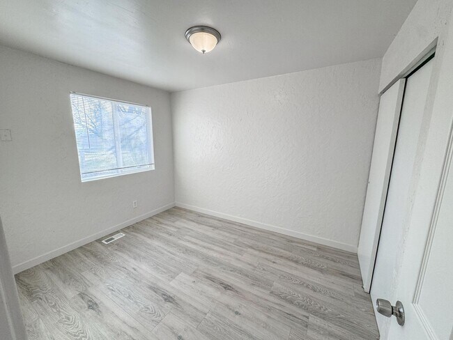 Building Photo - Charming Duplex with Prime Location in West Valley!