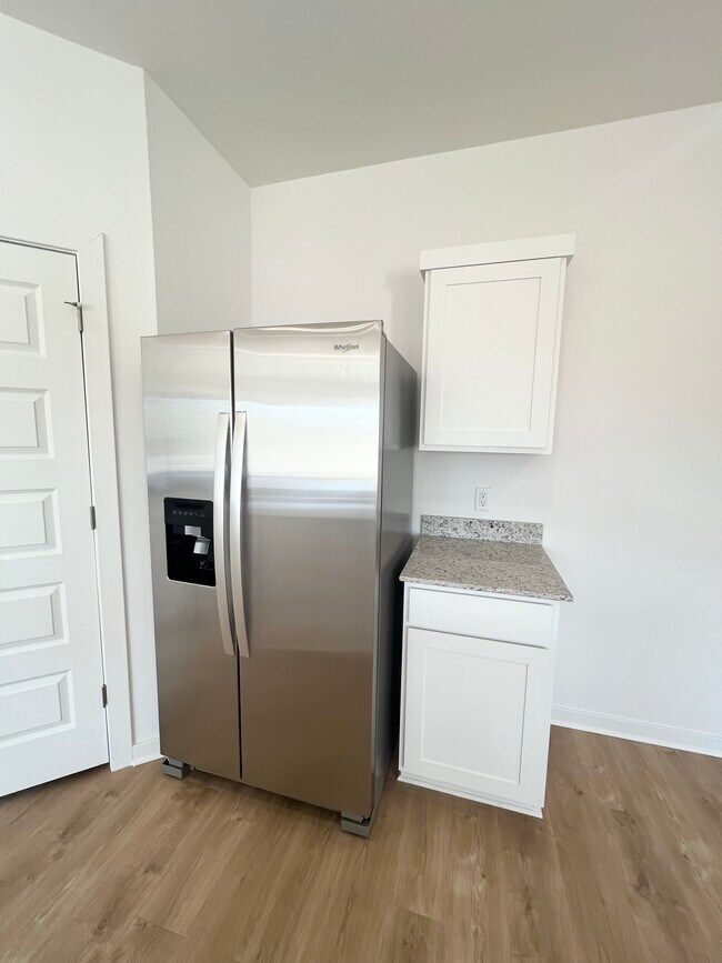 Building Photo - 561 Shepherd St