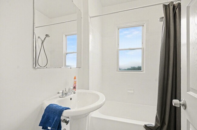 Building Photo - Bright, Clean 3 bed/1 bath- Move In Ready