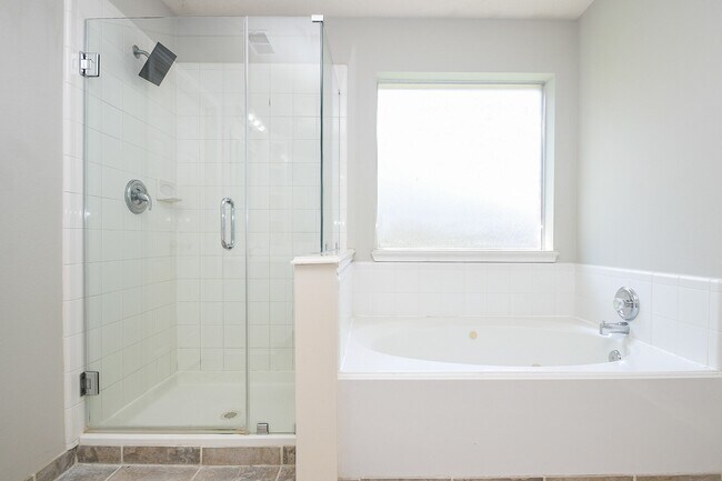 Building Photo - 707 New Pines Dr