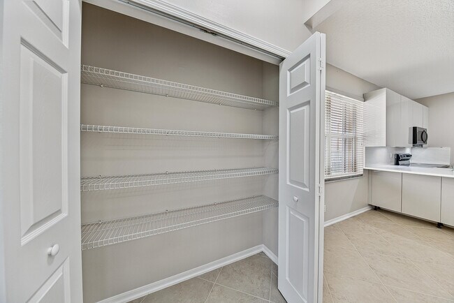 Building Photo - 12325 Cascades Pointe Dr