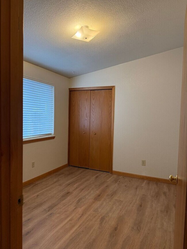 Building Photo - NE Bend Single Level 3 Bedroom / 2 Bathroom - PENDING APPLICATION