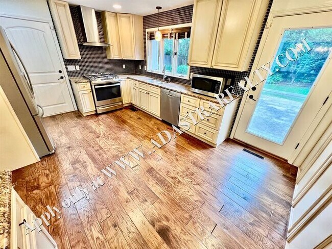 Building Photo - Beautiful 4 Bed 3.5 Bath Home in Fairway-Available NOW!!