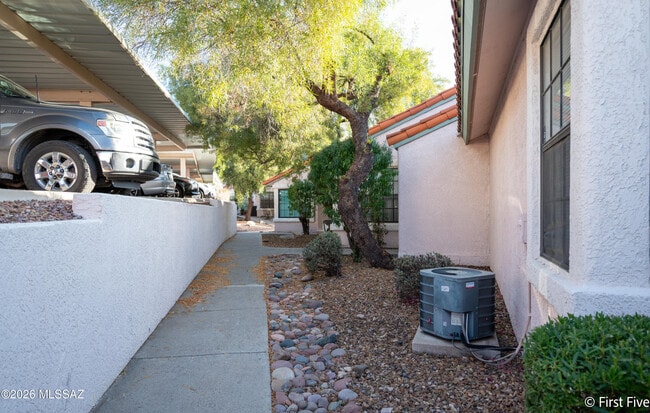 Building Photo - 6470 N Tierra De Las Catalinas
