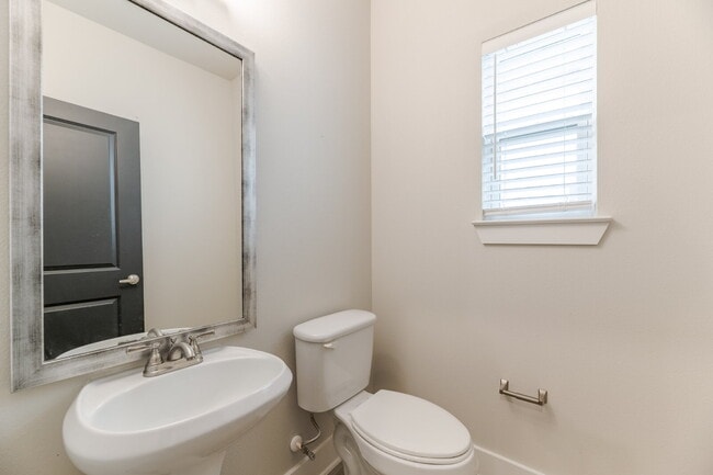 Building Photo - 3-Story 3 Bedroom, 3.5 bath Townhouse in a great community with easy access to PGBT and DNT