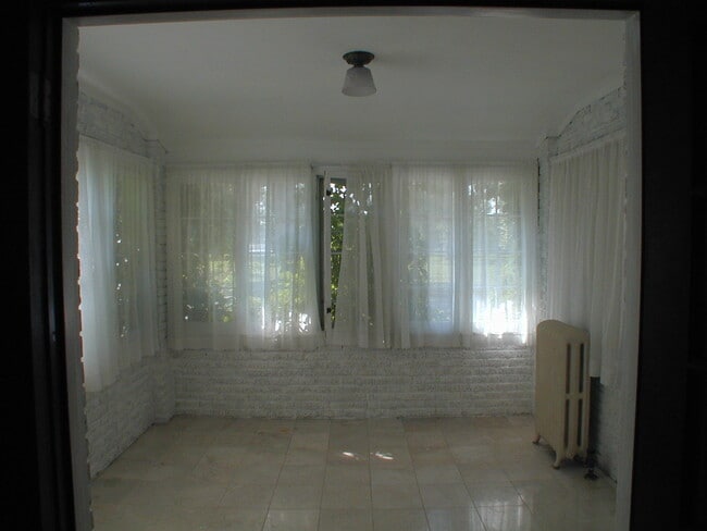 Building Photo - House For Lease