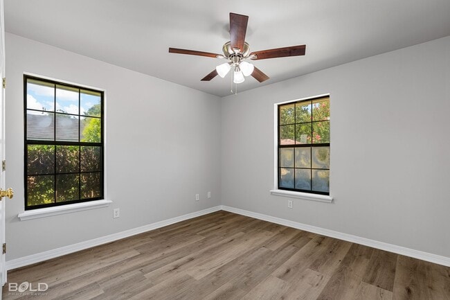 Building Photo - Check Out this 3 bed 2 bath in North Shreveport!