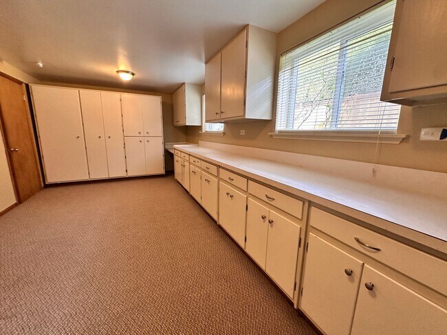 Building Photo - Tradition Kirkland Split Level with Gorgeous Views nestled in the middle of NorKirk