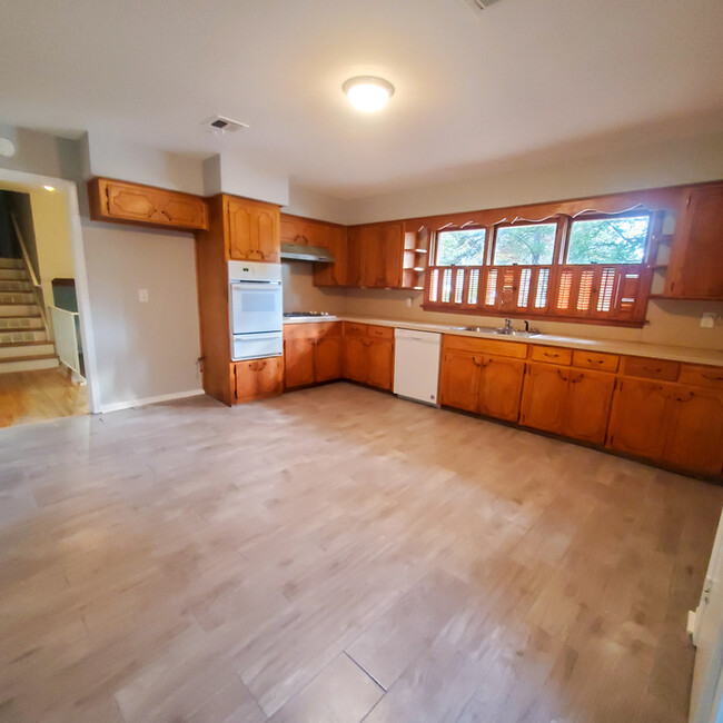 Building Photo - 3631 Royal Crest Dr