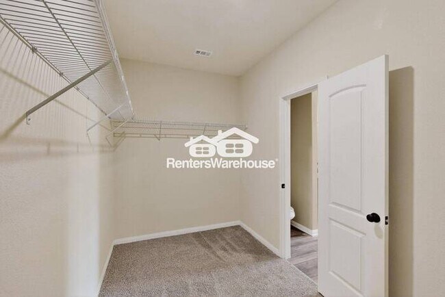 Building Photo - MOVE IN READY COMPLETELY UPDATED - 3BED/2B...