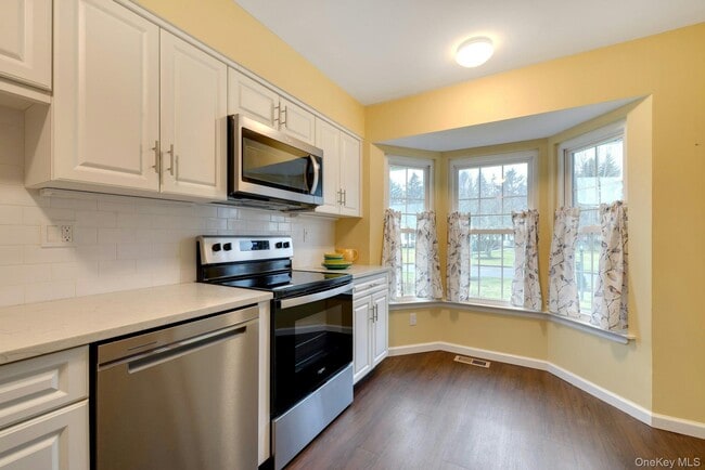 Building Photo - 2555 Youngs Ave