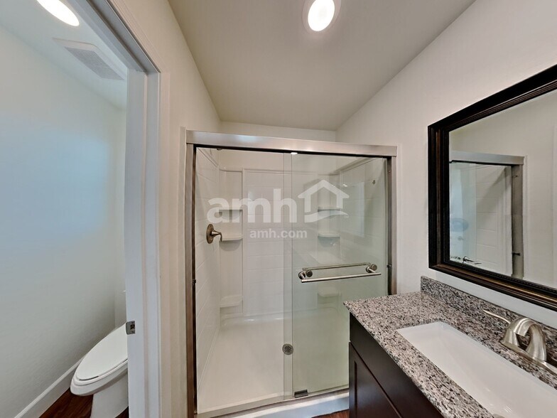 Building Photo - 647 W Hackamore Ave