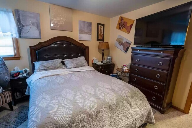 Building Photo - 3 Bedroom 2 Bath Duplex Richfield Available May 1 2026