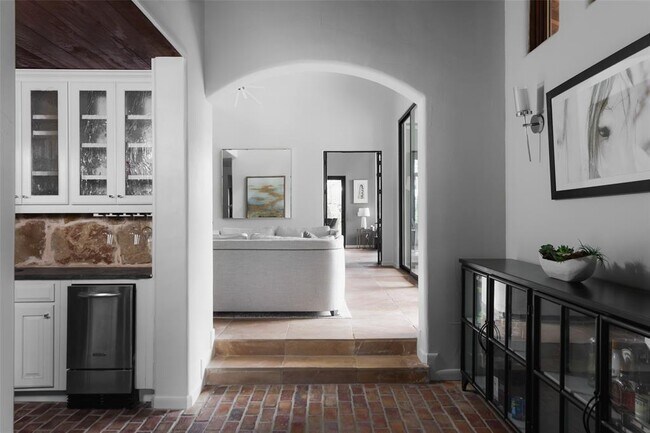 Building Photo - 201 Costa Bella Dr