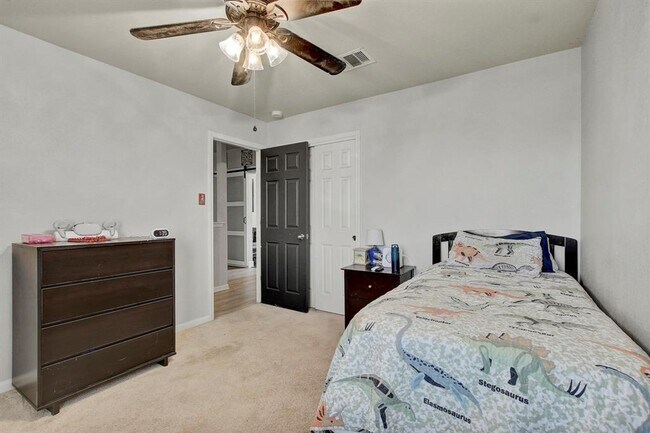 Building Photo - 215 Wildcat Dr