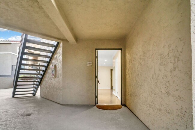 Building Photo - Beautiful one bedroom/one bath in the Verano community at UTC! Close to so much!