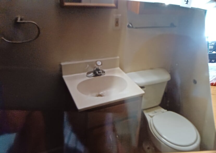 Upstairs Full Bathroom - 31 Grove Ave