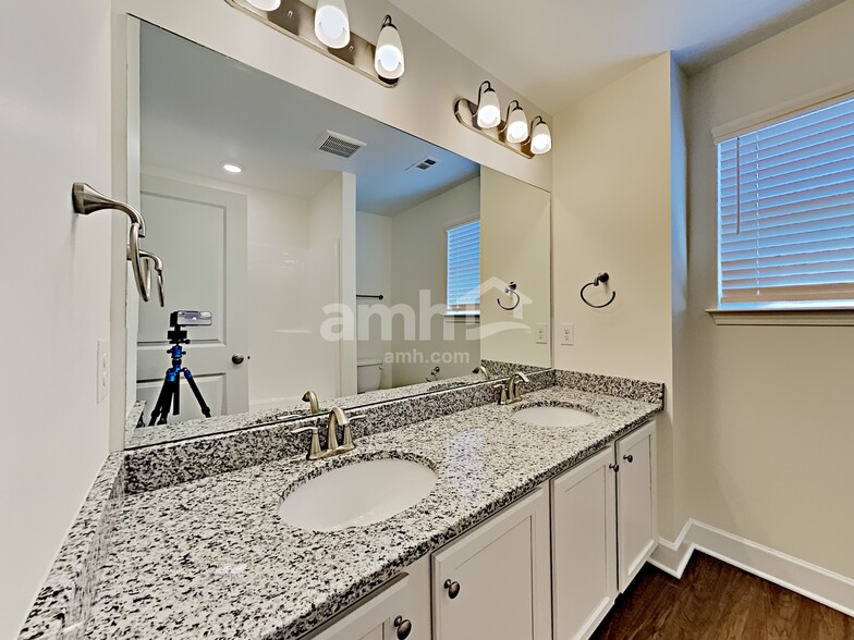 Building Photo - 4949 Chutney Dr