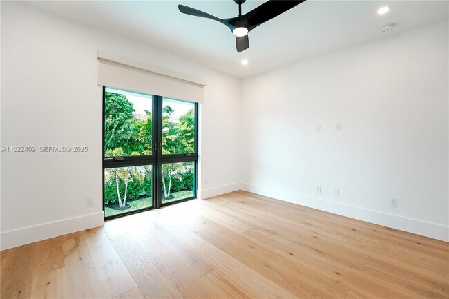 Building Photo - 333 NE Spanish Ct