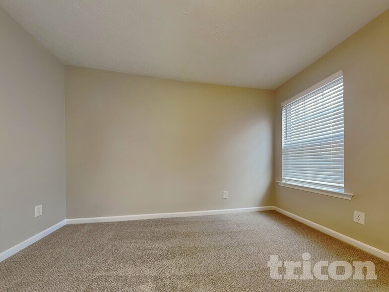 Building Photo - 37 Roxbury Ln