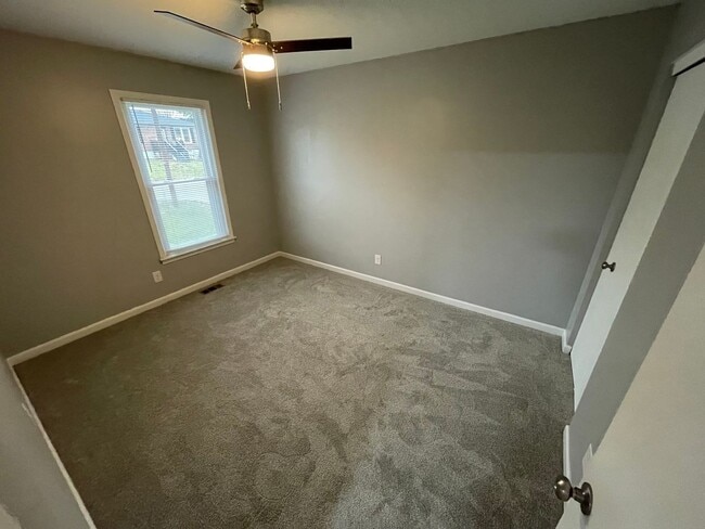 Building Photo - Brick Home For Rent Shelbyville