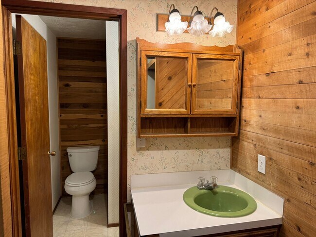 Building Photo - Spacious secluded house in Thurston Hills!