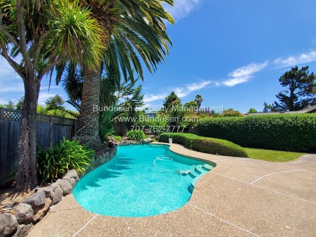 Building Photo - Beautiful 4 Bedroom Home with Pool – Easts...