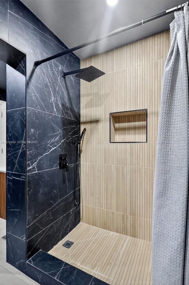 Building Photo - 20424 NE 10th Ct Rd