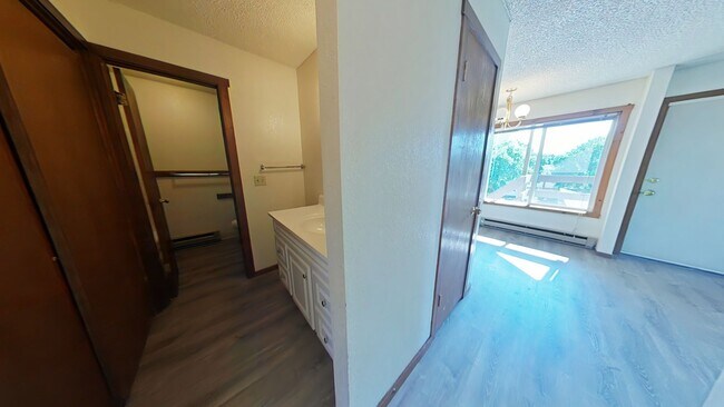 Building Photo - Pet Friendly! Top Floor Apartment! Conveni...