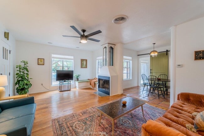 Building Photo - AUGUST PRE-LEASE! ADORABLE 3 bedroom!