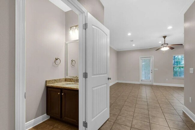 Building Photo - 17 W Shady Oaks Ln
