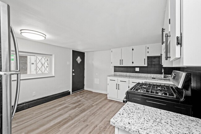 Building Photo - SCORE 50% OFF 1ST MONTH'S RENT IF SIGNED BY DEC 5! Newly renovated 2 bedroom home in Carrick avai...