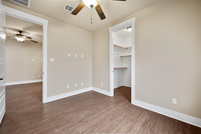 Building Photo - 1704 Cedar Bend Dr